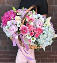 Композиция солнечный день в Хатунь Цветочная композиция из Розы, Хризантемы, Пионы и Лизиантусы в корзине в Хатунь