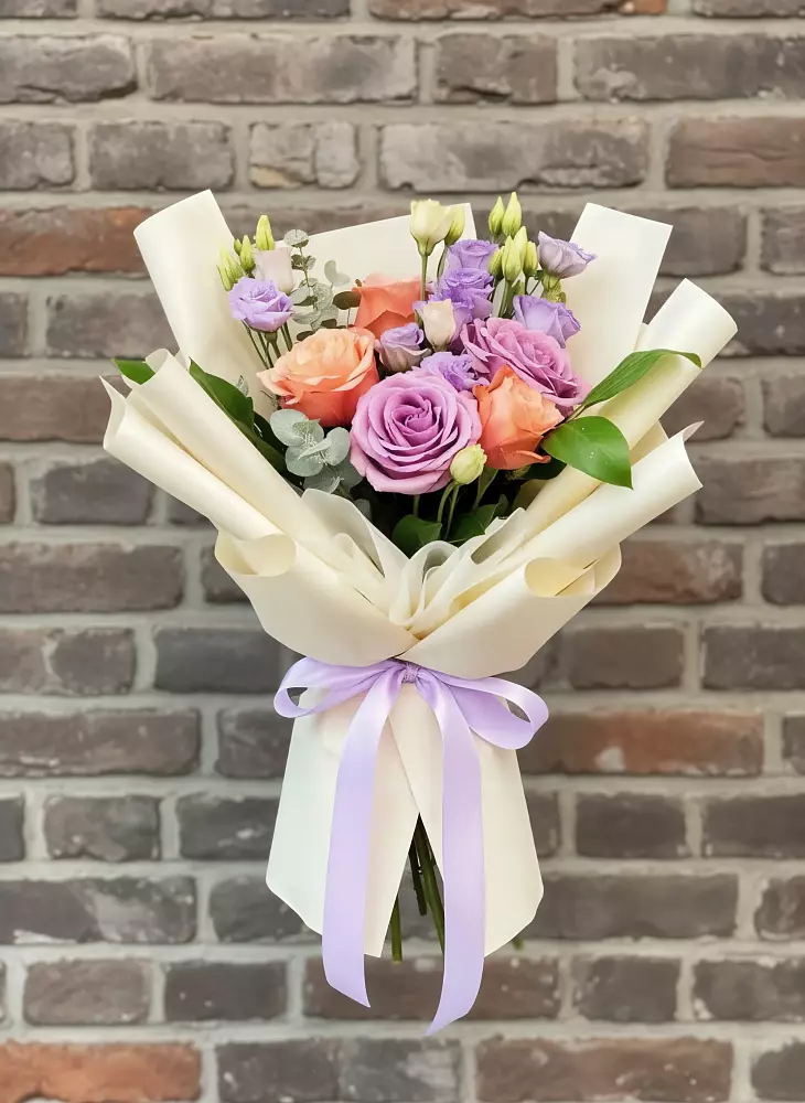 Букет цветов из: Лизиантусы и Розы в Хатунь