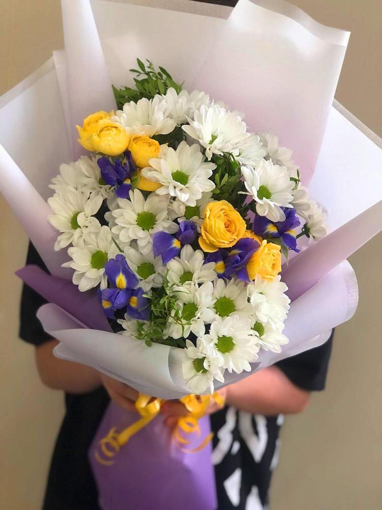 Букет цветов из: Ирисы, Хризантемы и Розы в Хатунь