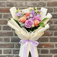 Букет цветов из:  Лизиантусы и Розы в Хатунь