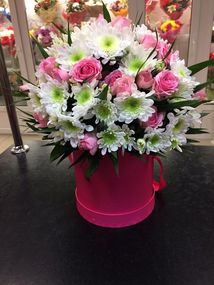 Цветочная композиция из Розы и Хризантемы в шляпной коробке в Хатунь