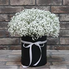 Цветочная композиция из Гипсофила в шляпной коробке в Хатунь