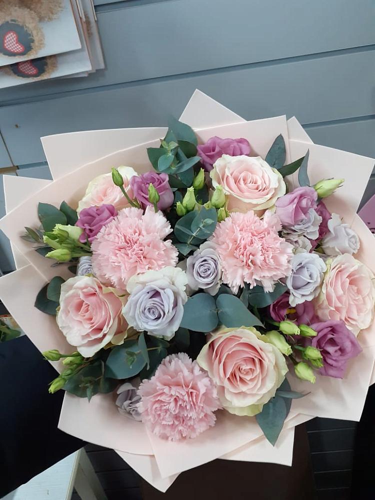 Букет цветов из: Розы, Гвоздики и Лизиантусы в Хатунь